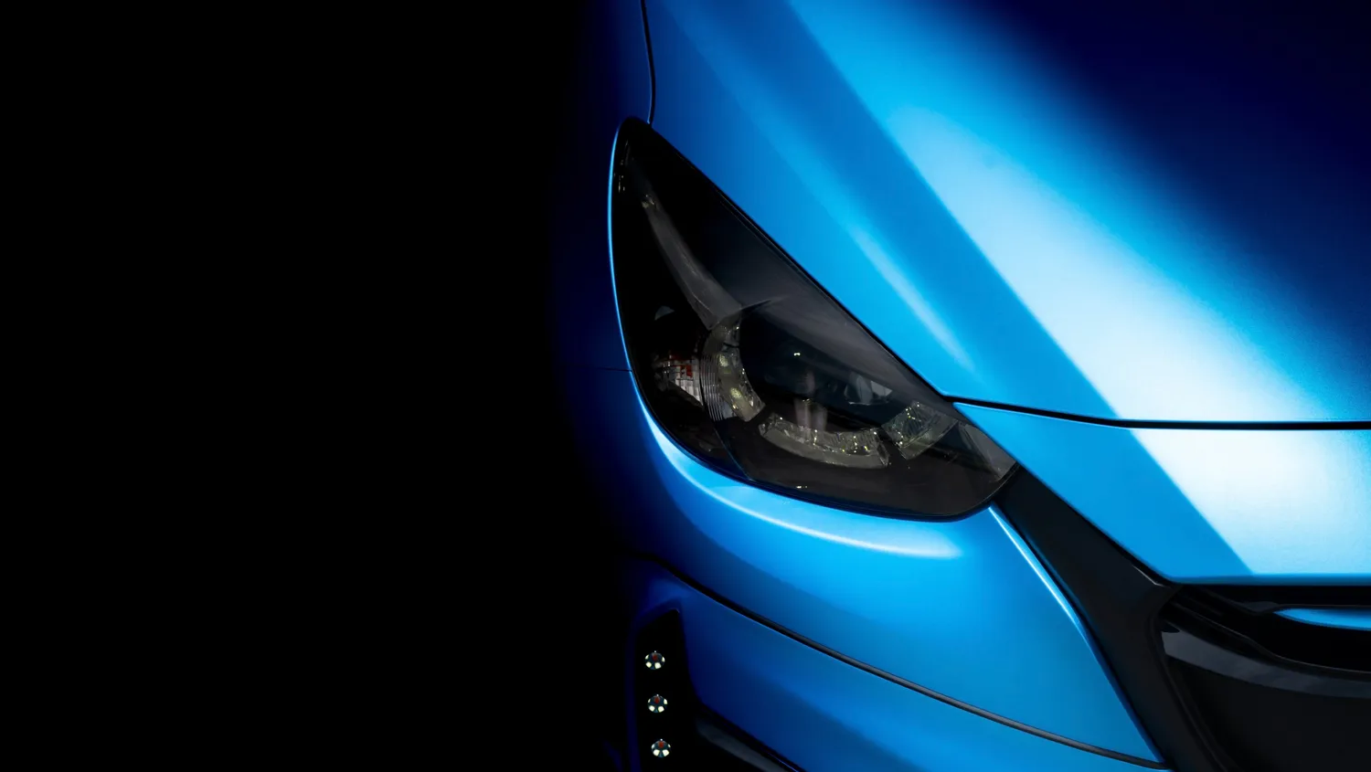 Desire - Werbetechnik - Folierung von Autodetails in Blau. Metallicfarbenes Vinyl zum Schutz vor Schäden beim Fahren, Autotransportservice