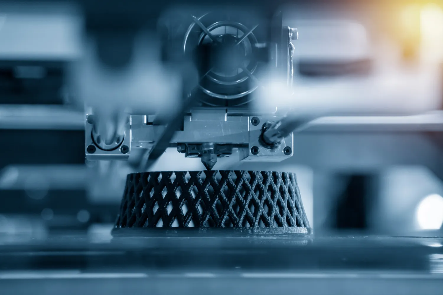 Desire - Werbetechnik - Die 3D-Druckmaschine stellt das 3D-Prototypmodell aus Harzmaterial her. Die High-Tech-Methode für schnelle Prototypen mithilfe einer 3D-Druckmaschine.