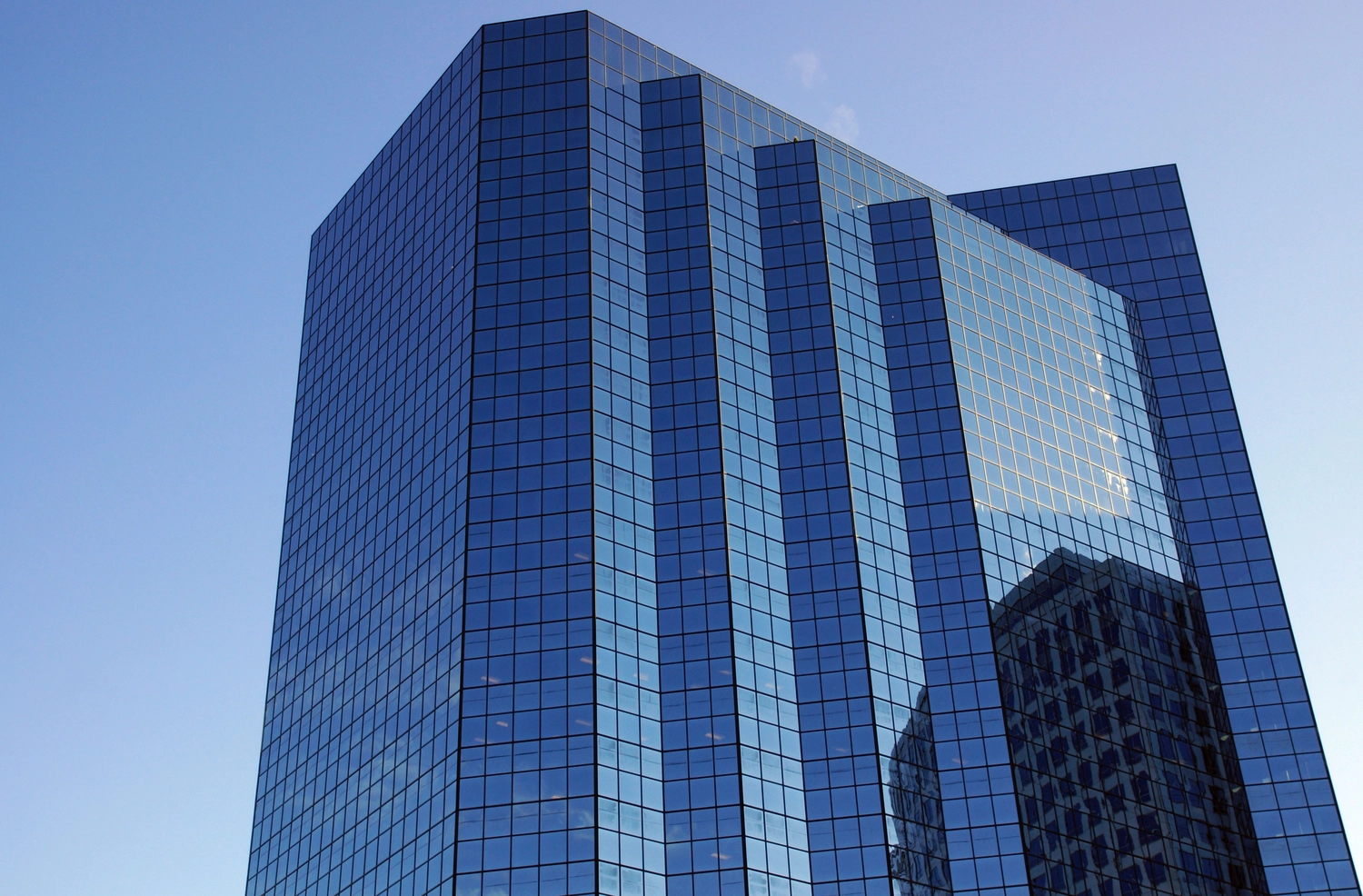Desire – Werbetechnik – Dieses Bild zeigt das Symetra Financial Center, einen markanten Wolkenkratzer in der Innenstadt von Bellevue, Washington.